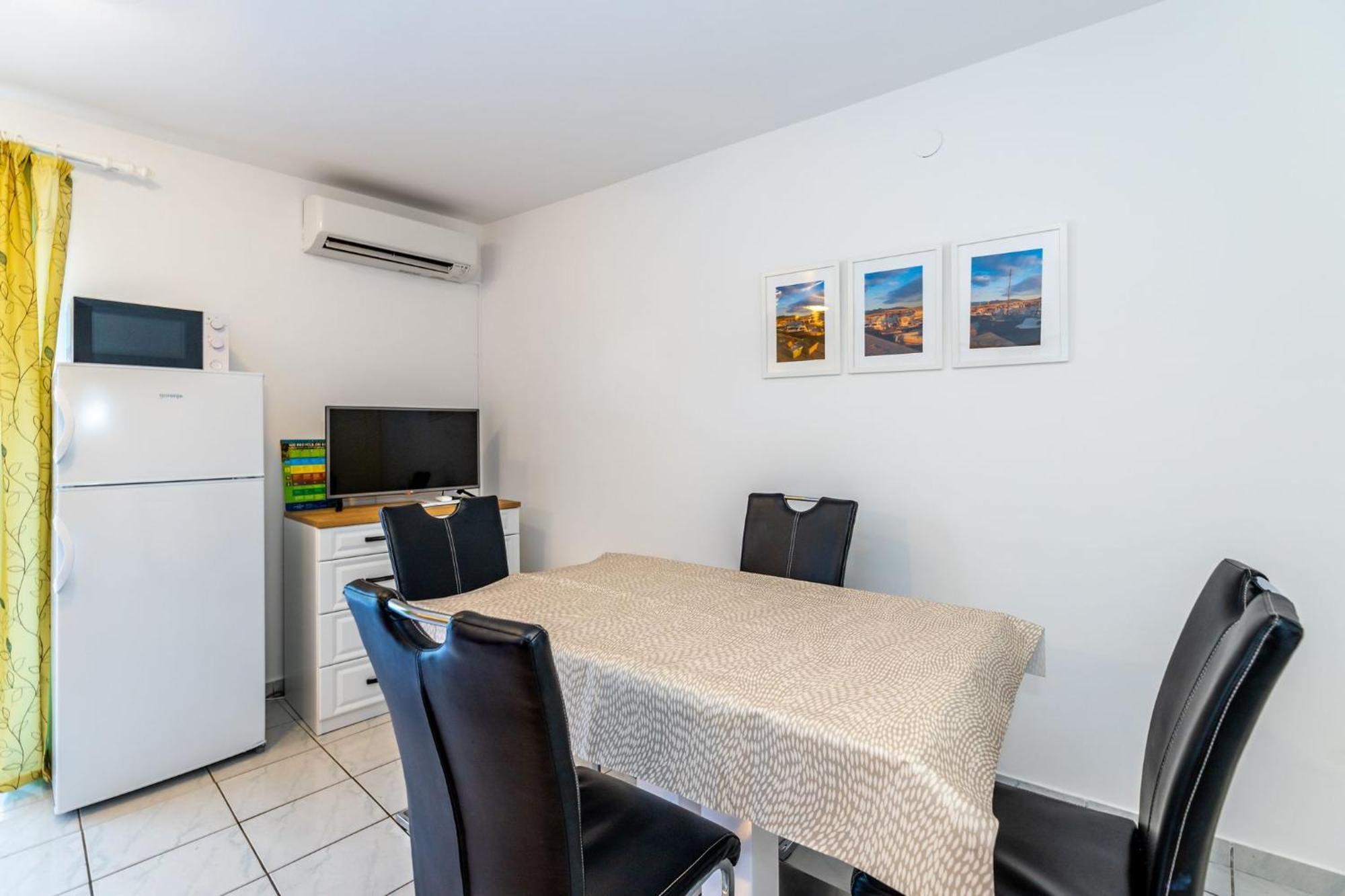 Apartments Oleander Kricin Башка Екстер'єр фото